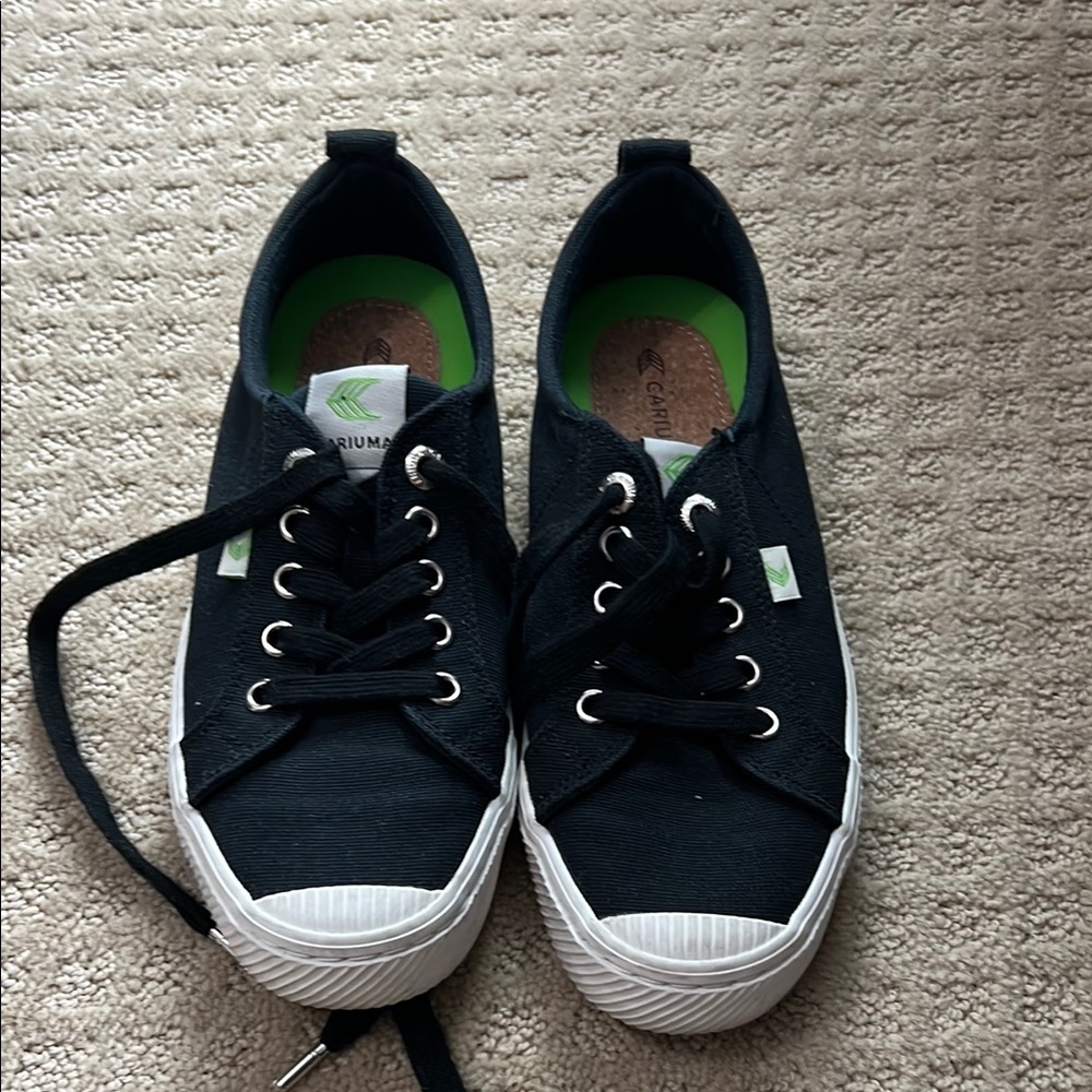 Cariuma Black Sneakers with White Soles 7.5 women’s